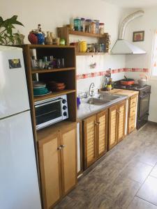 cocina con fregadero y microondas en Benito Soria 137 en Santa Rosa de Calamuchita