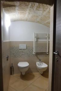 a bathroom with a toilet and a sink at La Ginestra Affittacamere in Ginosa