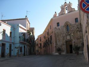 una calle vacía en una ciudad con edificios en L'Antica Locanda, en Iglesias