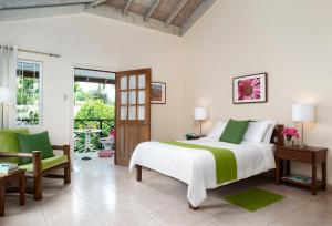 1 dormitorio con 1 cama blanca grande y 1 silla en White Sands Negril, en Negril