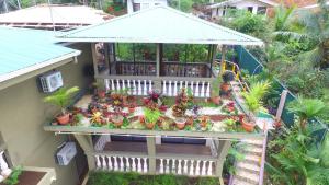 eine Aussicht auf ein Haus mit Pflanzen und Blumen in der Unterkunft Jacamar Corcovado Drake Bay in Drake