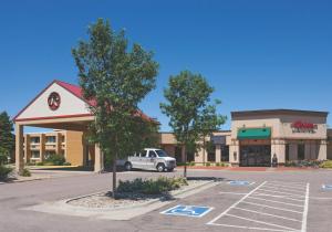 un camión blanco estacionado frente a una tienda en AmericInn by Wyndham Watertown, en Watertown