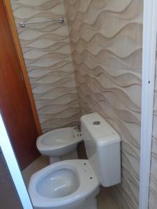 蓬塔德迪亞布羅的住宿－Emunah，一间带卫生间和水槽的小浴室