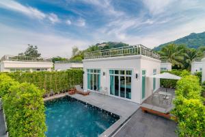 een huis met een zwembad en een huis bij T Villas Hua Hin in Khao Tao