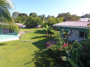 un patio con una casa y algunas flores en Bed and Breakfast Little Italy en Boquerón