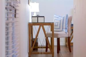 Andreas Hotel & Spa في بالم سبرينغز: طاولة خشبية مع مصباح وكرسي