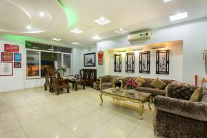 Sala de estar con sofás y mesa de centro en Tuan Long Hotel en Ho Chi Minh