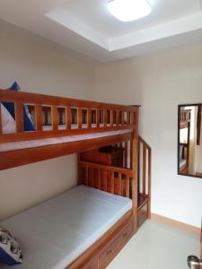 Un dormitorio con dos literas en una habitación. en J and C Residences, en Puerto Princesa City