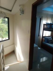 sala de estar con ventana y sofá en J and C Residences, en Puerto Princesa City