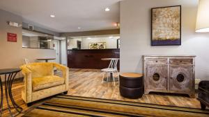 a living room with a chair and a table at Best Western Shenandoah Inn - Newnan South Atlanta in Newnan +11 photos