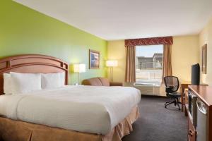 une chambre d'hôtel avec un lit et une fenêtre dans l'établissement Days Inn & Suites by Wyndham Thompson, à Thompson 17 autres photos