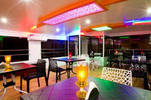 Harmony Houseboats餐厅或其他用餐的地方