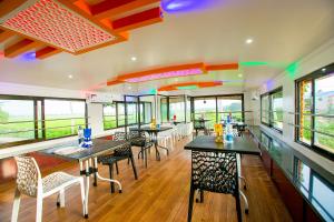 Harmony Houseboats餐厅或其他用餐的地方