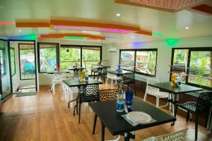 Harmony Houseboats餐厅或其他用餐的地方