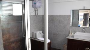 ein Bad mit einem WC und einem Waschbecken in der Unterkunft Ayana Beach in Ja-Ela