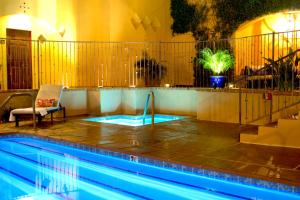 uma piscina com uma cadeira ao lado em Andreas Hotel & Spa em Palm Springs