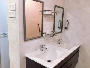 Koupelna v ubytování Carlsun Hotel