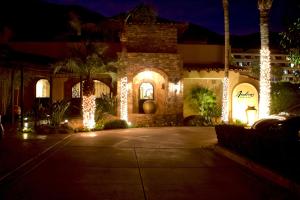 un edificio con luces de Navidad encendidas por la noche en Andreas Hotel & Spa en Palm Springs