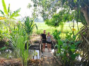 Viveka Inn Guest and Yala Safari في تيساماهاراما: رجل وامرأة يقفان على طريق في حديقة