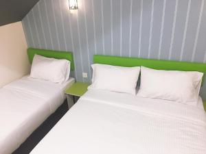 Postel nebo postele na pokoji v ubytování Carlsun Hotel