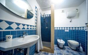 A bathroom at Villa Mediterranea
