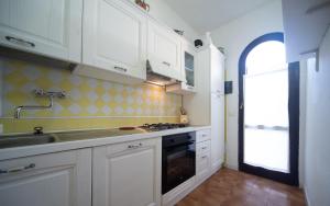 A kitchen or kitchenette at Villa Mediterranea
