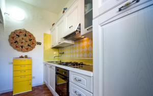 A kitchen or kitchenette at Villa Mediterranea