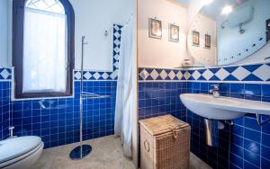 A bathroom at Villa Mediterranea