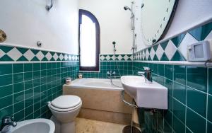 A bathroom at Villa Mediterranea