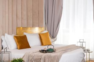 A bed or beds in a room at Navona Style