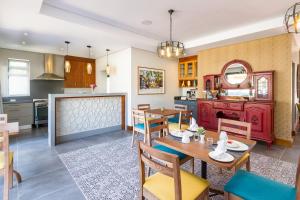 a kitchen and living room with a table and chairs at Evertsdal Guesthouse in Durbanville