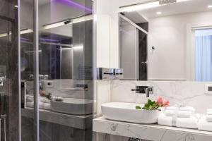 A bathroom at Navona Style