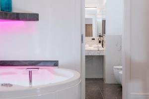 A bathroom at Navona Style
