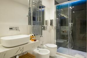 A bathroom at Navona Style