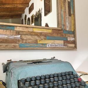 une vieille machine à écrire assise sur un mur dans l'établissement Casa Stones B&B, à Cugnana