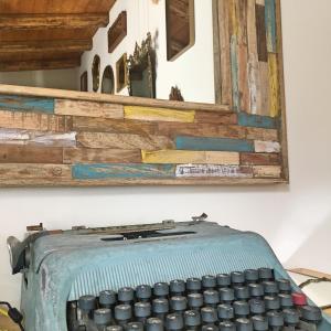 an old typewriter sitting on top of a wall at Casa Stones B&B in Cugnana