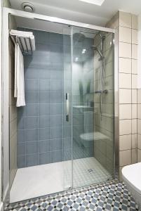 La salle de bains est pourvue d'une douche avec une porte en verre. dans l'établissement Aldeas de Ezcaray, à Ezcaray