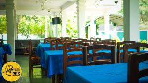 マヒヤンガナにあるNational Holiday Resortのダイニングルーム(青いテーブル、椅子付) +43枚の写真