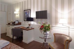 a hotel room with a desk and a bed at Europa Hotel Kühlungsborn in Kühlungsborn