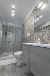 クストナーチにあるEdysìo mareのバスルーム(トイレ、シャワー、シンク付)