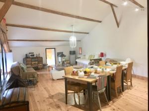 ein Wohnzimmer mit einem Tisch und einem Esszimmer in der Unterkunft Magnificent Renovated Farmhouse - 10 Min A7 - in Anneyron