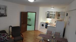 Kuchyňa alebo kuchynka v ubytovaní Apartman 404