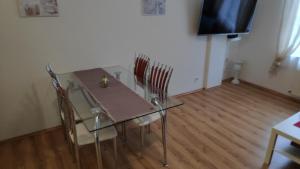 Televízia a/alebo spoločenská miestnosť v ubytovaní Apartman 404 + 7 fotografií