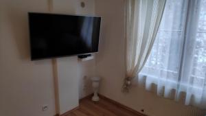 Televízia a/alebo spoločenská miestnosť v ubytovaní Apartman 404