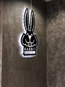 Rabbit Hotel的证书、奖牌、标识或其他文件