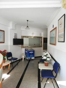 poczekalnia z niebieskimi krzesłami i sceną w obiekcie AY OTEL 2 w mieście Antalya +22 zdjęcia