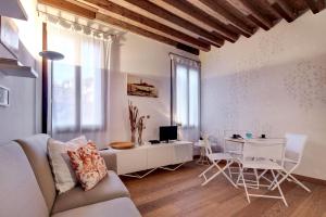 a living room with a couch and a table and chairs at Contemporary Apartment In Venice Ff in Venice