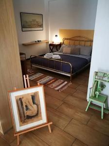 una camera da letto con un letto e un dipinto sul pavimento di casa GARDA a Garda