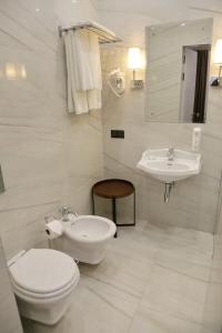 TELEGRAPH INN tesisinde bir banyo