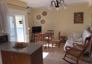 kuchnia i salon ze stołem i kanapą w obiekcie Apartamento frente al Mar - 500 MBPS w mieście Puerto de Sagunto